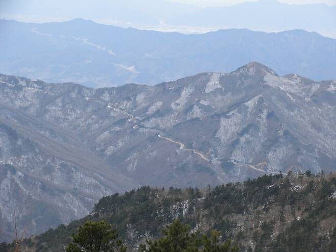 지리산 반야봉에서 본 달궁삼거리에서 성삼재로 오르는 도로. 독자 제공