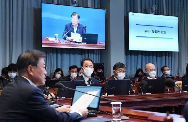 문재인 대통령이 20일 오후 청와대 여민관에서 열린 수석·보좌관 회의에서 머리발언을 하고 있다. 이날 회의에는 김사열 국가균형발전위원장(왼쪽 둘째부터)과 강현수 국토연구원장이 참석했다. 맨 오른쪽은 김조원 청와대 민정수석. 청와대사진기자단