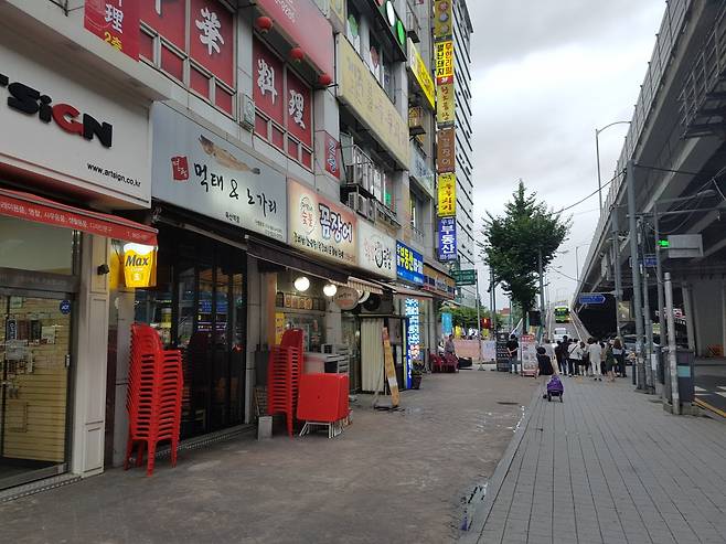 독산역 주변 안양천변에는 금천현대홈타운아파트, 독산중앙하이츠빌아파트, 롯데캐슬골드파크1차, 2차, 3차 아파트 등 주거시설이 있다. 가산디지털단지 방면 서울디지털국가산업단지 쪽으로 수많은 지식산업센터가 있다. 독산역 주변에는 G밸리 산업단지와 홈플러스, 롯데시네마, 빅마켓이 있다. 인근 주민의 생활 인프라가 우수하다. /사진제공=상가의신