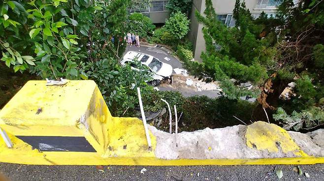 주차장 난간을 충격하고 5ｍ 아래 도로로 추락한 A씨의 스포츠 유틸리티(SUV)