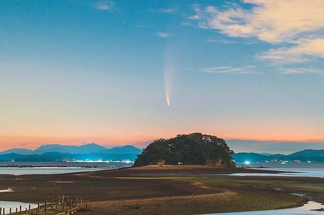 네오와이즈 혜성. 7월 11일 전남 대야도에서 새벽 4시경 촬영.(사진=안성민)