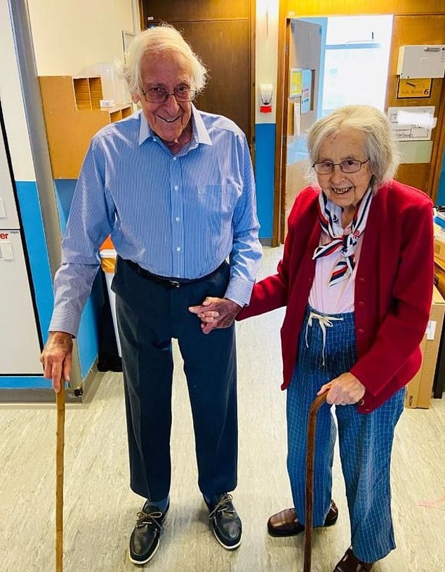 영국의 91세-88세 노부부가 코로나19 확진 판정을 받은 뒤 치료를 통해 무사히 회복하고 병원을 퇴원해 축하를 받았다