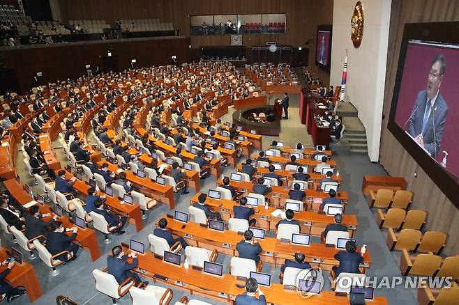 '교섭단체 대표 연설' 김태년 원내대표 (서울=연합뉴스) 안정원 기자 = 더불어민주당 김태년 원내대표가 20일 오전 국회 본회의장에서 교섭단체 대표 연설을 하고 있다. jeong@yna.co.kr