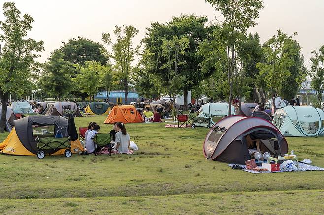여의도 한강공원엔 그늘막이나 소형텐트를 칠 수 있는 구역이 있다. 플래카드로 구역을 표시해두었으며 2m 간격을 유지해야 한다.
