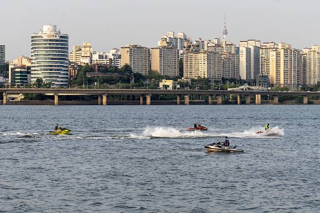 여의도 한강공원에서 수상 보트를 즐기는 동호인들.