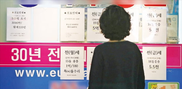 지난달 ‘6·17 부동산 대책’ 발표 후 시장이 오히려 가열되자 정부는 한 달도 안 돼 추가 대책을 내놨다. 서울 대치동 은마아파트 상가 중개업소에 매물 안내판이 걸려 있다.   /뉴스1