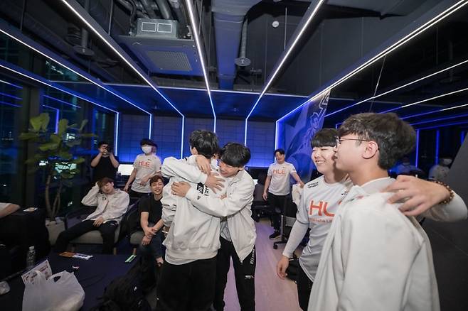 19일 서울 종로 롤파크에서 열린 '2020 LCK' 서머 스플릿 설해원과의 경기에서 2대 1 승리를 거두며 시즌 첫 승을 신고한 한화생명e스포츠. 사진=라이엇 게임즈