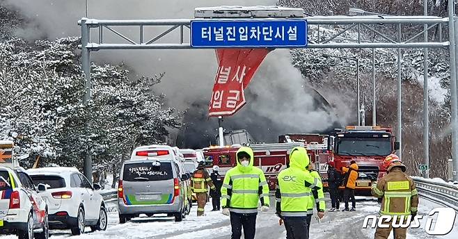 2월17일 낮 12시23분께 전북 남원시 사매면 순천~완주 고속도로 사매 2터널 안에서 탱크로리와 승용차 등 차량 30여대가 추돌하는 사고가 발생해 소방이 구조작업을 벌이고 있다. 이 사고로 현재까지 2명이 숨지고 37명이 중경상을 입어 병원에서 치료를 받고 있다.(독자 제공)2020.2.17/뉴스1 © News1 박슬용 기자