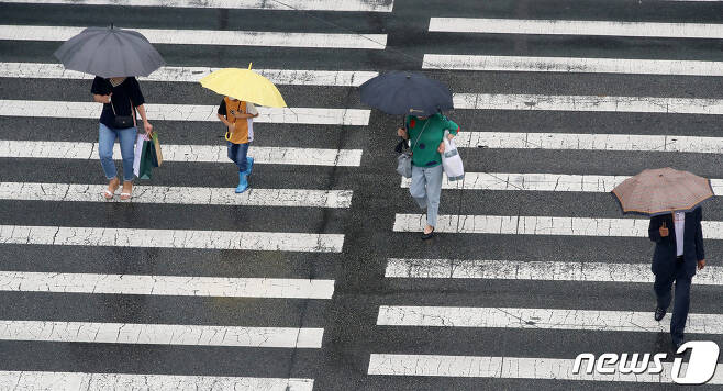 절기상 대서(大暑)인 22일 오후 장마로 접어든 대구 도심에 비가 내리자 우산을 쓴 시민들이 발걸음을 재촉하고 있다. 2020.7.22/뉴스1 © News1 공정식 기자