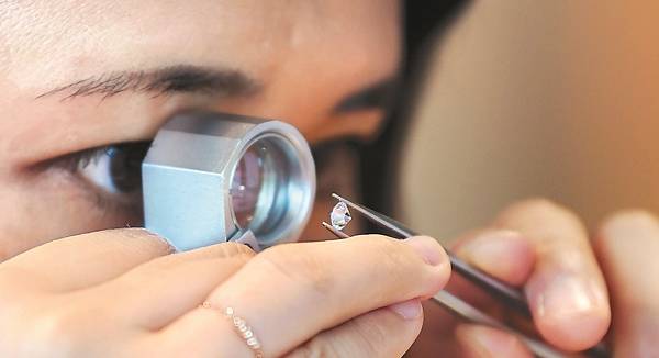 친환경 다이아몬드 업체 디아만티스타의 신자용 대표가 15일 서울 성동구의 청년창업지원센터 상상플래닛에서 작업 중인 랩 그로운 다이아몬드(실험실에서 만든 양식 다이아몬드)를 살펴보고 있다. 신 대표는 “다른 창업자들과 교류할 기회가 많아 큰 도움이 된다”고 말했다.