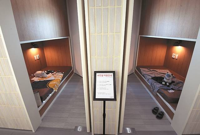 업무와 휴식의 균형이 이뤄지도록 8층에는 8개의 수면실이 마련됐다.