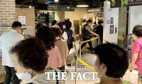 이마트 신촌점은 지역 특성을 고려해 소단량 그로서리MD 중심으로 매장을 꾸몄다. 사진은 계산을 위해 줄을 선 고객들의 모습. /신촌=이민주 기자