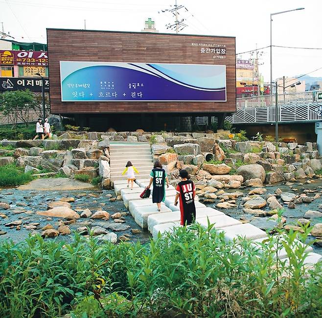 홍제천을 건너는 시민들