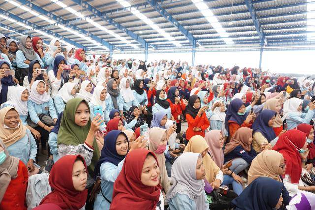 지난해 9월 만난 인도네시아 브르브스의 한인 기업 대한글로벌 공장에서 일하는 무슬림 여성들. 브르브스=고찬유 특파원