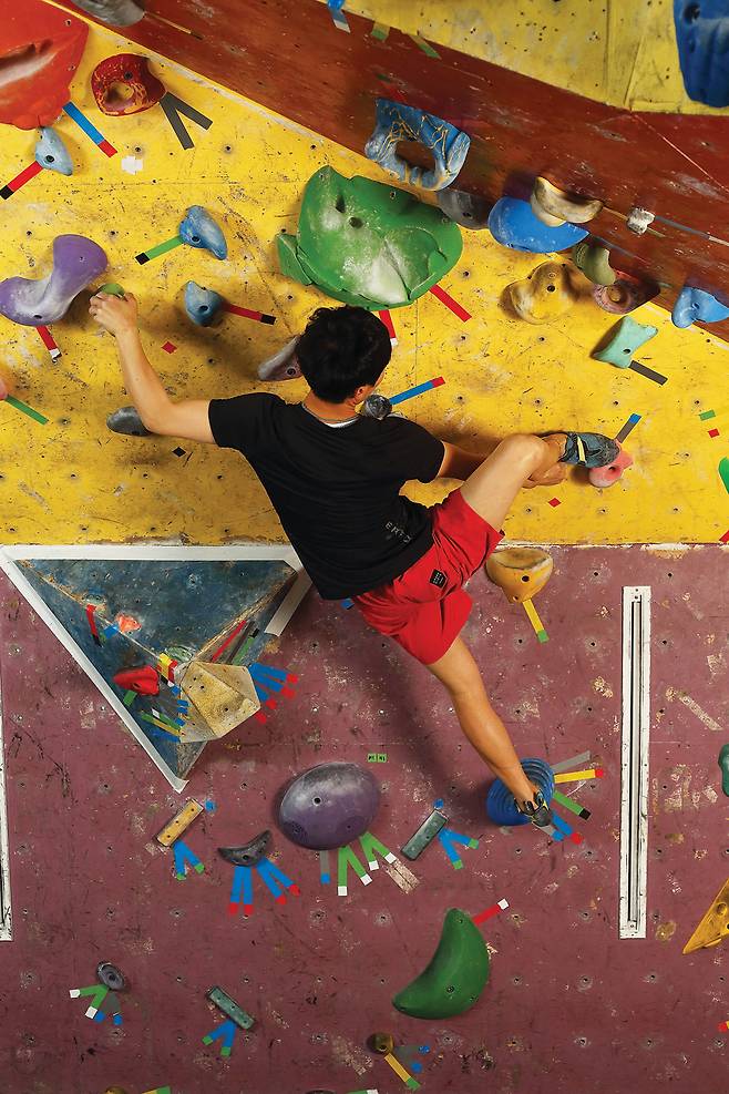 힐 훅을 걸 때 디딤발의 위치가 옳은 예. 디딤발을 적절한 위치에 둬서 몸을 편하게 상승시키고 있다.