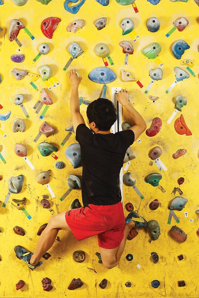 드롭니의 잘못된 예. 지나치게 무릎을 접은 채 하강시켜 관절에 부담이 과도하게 전해지고 있다.