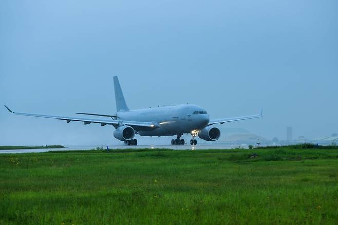 군 KC-330 공중급유기가 23일 오전 8시 이라크 파견 근로자 등 우리 교민을 안전하게 귀국시키기 위해 김해기지에서 이륙하고 있다. [공군 제공]