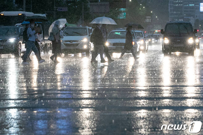 서울 전역에 호우주의보가 발령된 23일 오후 서울 세종대로 광화문광장 인근에서 시민들이 우산을 쓰고 발걸음을 재촉하고 있다. 2020.7.23/뉴스1 © News1 이승배 기자