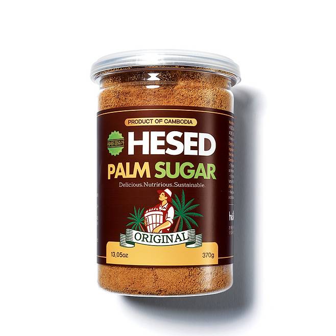 헤세드 팜슈거. 캄보디아 현지에서 15년 이상 자란 팔미라야자나무의 꽃을 사람이 직접 손으로 채취해 전용 스토브로 수분을 제거한 제품. 비타민과 무기질이 다량 함유돼 있다.