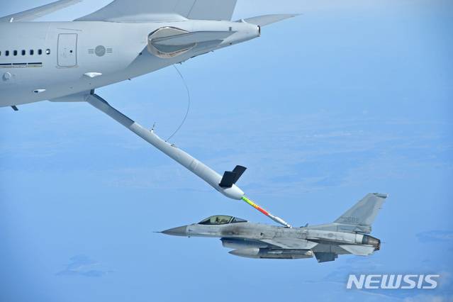 【서울=뉴시스】 공군이 김해기지에서 KC-330 공중급유기 전력화 행사를 실시한다고 30일 밝혔다.    KC-330 공중급유기가 공군 KF-16전투기에 급유를 하고 있다.2019.01.30. (사진=공군 제공)     photo@newsis.com