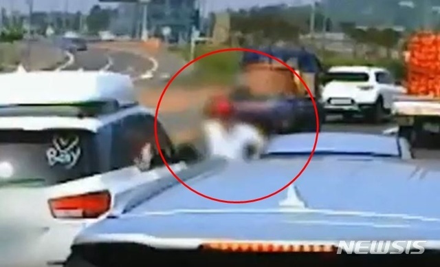 제주시 조천읍 도로에서 카니발 차량 운전자 A(32)씨가 주먹을 휘두르고 있다. (유튜브 영상 캡처)