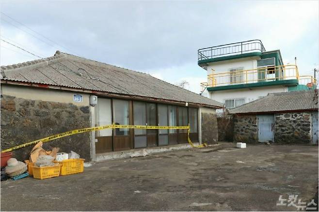 '한정민 사건' 피해자의 시신이 발견된 폐가. 폐가 뒤로 게스트하우스 건물이 보인다. (사진=자료사진)