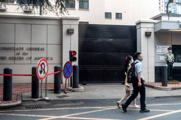 중국, 주중 미국 청두 총영사관 폐쇄 요구 - This photo taken on July 23, 2020 shows people walking past the entrance of the US consulate in Chengdu, southwest China‘s Sichuan province. - China on July 24 ordered the closure of the US consulate in the southwestern city of Chengdu, in retaliation for America shuttering Beijing’s diplomatic mission in Houston this week. (Photo by STR / AFP) / China OUT/2020-07-24 15:03:20/