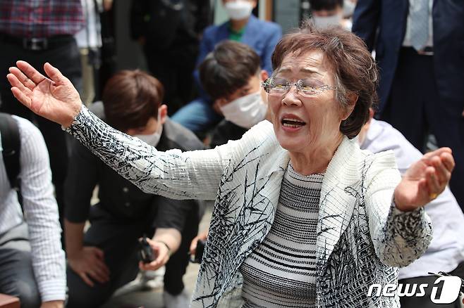 일본군 위안부 피해자 이용수 할머니가 지난 6월6일 오전 대구 중구 서문로 희움 일본군 위안부 역사관에서 열린 '대구·경북 일본군 위안부 피해자 추모의 날' 행사에 참석해 먼저 세상 떠난 할머니들 앞에서 울분을 토로하고 있다. 2020.6.6/뉴스1 © News1 공정식 기자