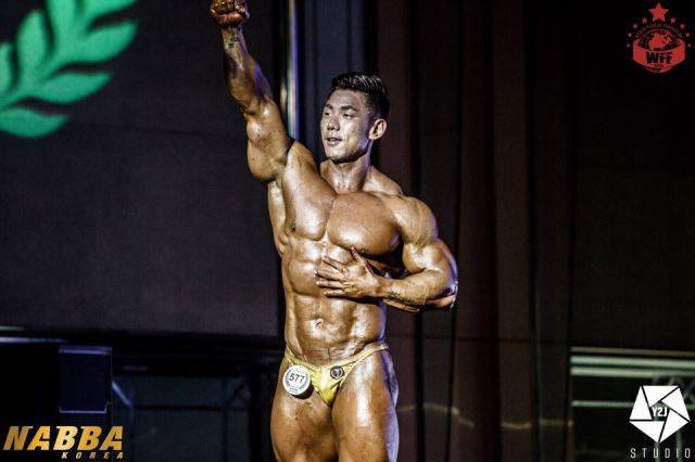 NABBA 시합에서 포징 중인 윤종묵 선수. 윤종묵 선수 제공