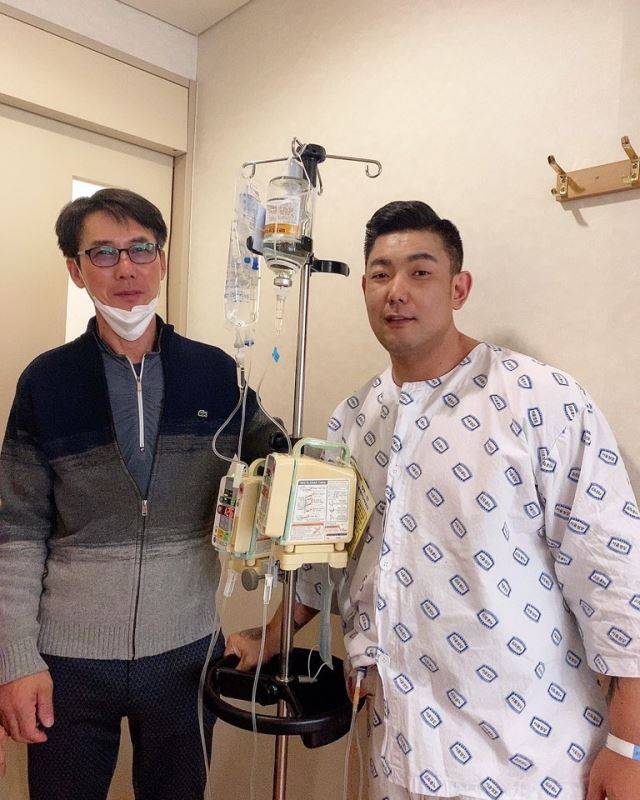 윤종묵 선수의 아버지와 윤 선수. 윤종묵 선수 제공