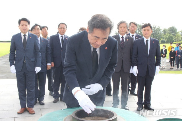 [제주=뉴시스] 양영전 기자 = 더불어민주당 당대표 후보에 출마한 이낙연 의원이 25일 오전 제주4·3평화공원을 찾아 분향하고 있다. 이 의원은 이날 오후 3시 제주 퍼시픽호텔에서 열리는 당대표·최고위원 후보 합동연설회에 참석할 예정이다. 2020.07.25.0jeoni@newsis.com