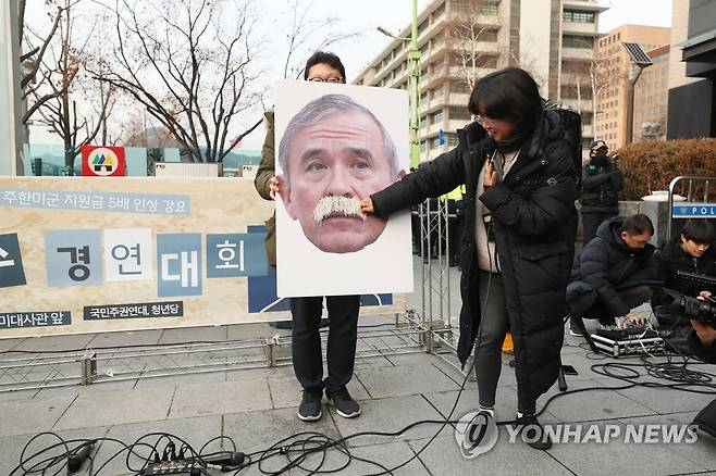 국민주권연대, 해리스 미대사 규탄 퍼포먼스 국민주권연대, 청년당 관계자들이 2019년 12월 13일 오후 서울 종로구 KT 광화문지사 앞에서 열린 '해리스 대사 참수 경연대회'에서 방위비 분담금 인상을 규탄하며 해리 해리스 주한 미국대사의 수염을 떼는 퍼포먼스를 하고 있다. [연합뉴스 자료사진, 재판매 및 DB 금지]