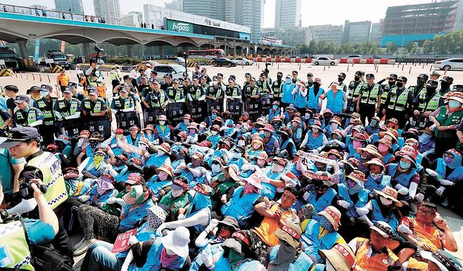 지난해 7월 요금수납원 노조원들이 도공 직고용을 요구하며 경부고속도로 서울톨게이트 진입로 일부를 점거하고 있다. [연합뉴스]