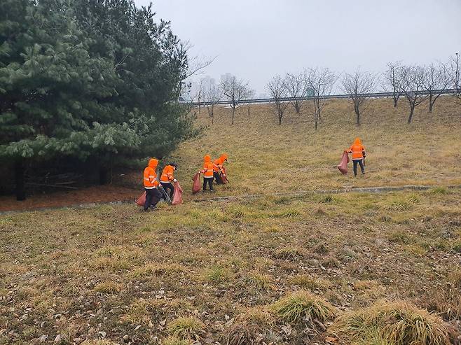 고속도로 법면에서 쓰레기 수거와 잡초제거 작업을 하고 있는 직고용 수납원들. [사진 송석준 의원실]