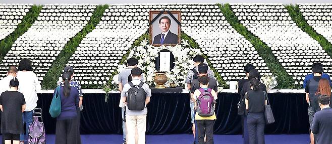 12일 오전 서울 중구 서울시청 앞 서울광장에 마련된 고(故) 박원순 전 서울시장 분향소를 찾은 시민들이 조문하고 있다. 우상조 기자