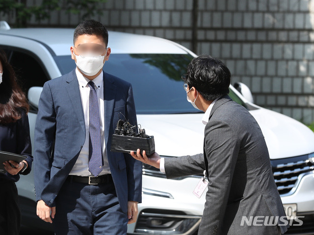 [서울=뉴시스] 고승민 기자 = 이른바 '검·언유착 의혹' 사건의 핵심 피의자로 꼽히는 이동재(왼쪽) 전 채널A 기자가 구속 전 피의자심문(영장실질심사)을 받기 위해 지난 17일 서울중앙지법으로 출석하고 있다. 2020.07.17.kkssmm99@newsis.com