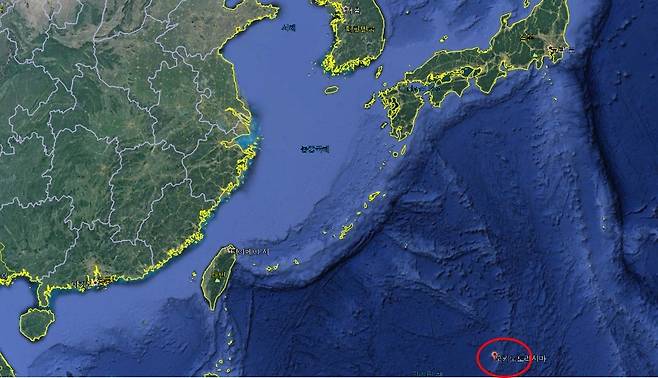 일본 최남단 산호초 섬인 오키노토리시마(오른쪽 동그라미 부분). [구글 어스 캡처]