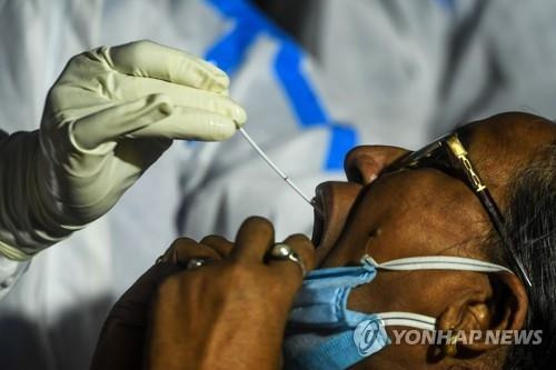 인도 콜카타에서 코로나19 검사를 받는 주민. [AFP=연합뉴스]