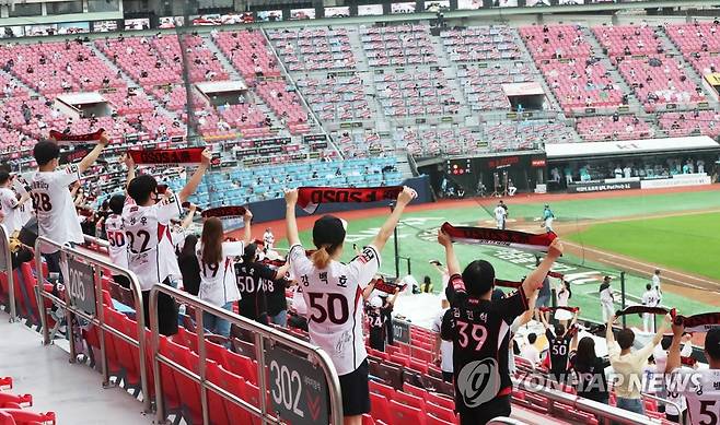 팬들과 함께하는 프로야구 (수원=연합뉴스) 홍기원 기자 = 26일 경기도 수원케이티위즈파크에서 열린 2020 KBO리그 프로야구 NC 다이노스와 kt wiz의 경기를 찾은 관중들이 거리를 두고 응원하고 있다.      프로야구는 26일부터 경기장 수용 가능 인원의 10% 이내에서 관중 입장을 허용한다. 2020.7.26 xanadu@yna.co.kr