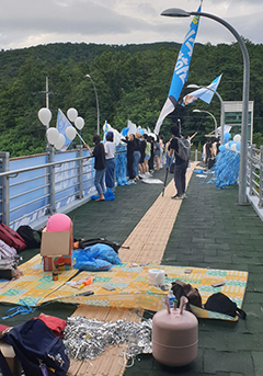 시위 참가자들이 육교에서 현수막과 풍선을 흔들고 있는 모습. /강민제 인턴기자