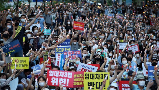 지난 25일 서울 중구 예금보험공사 앞에서 열린 '소급적용 남발하는 부동산 규제 정책 반대, 전국민 조세 저항운동 촛불집회' 참가자들이 촛불을 들고 있다. 



연합뉴스