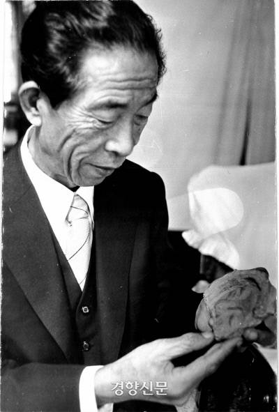 38년전의 기억을 더듬어 마침내 ‘신라의 미소’를 되찾아온 박일훈 전 국립경주박물관장. 박관장은 ‘얼굴무늬 수막새’의 귀환을 일생의 ‘마지막 업적’으로 여겼다. | 박일훈 관장 유족 제공