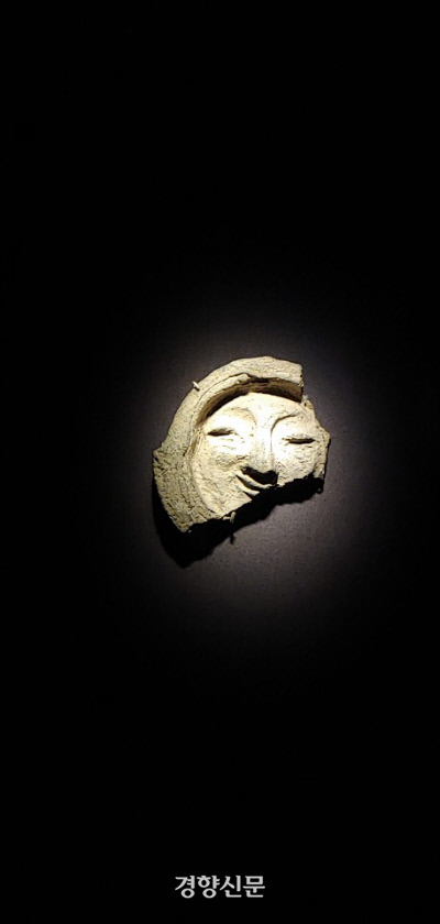9월27일까지 국립중앙박물관에서 열리는 ‘새보물납시었네’ 특별전에 출품된 ‘얼굴무늬 수막새’. 어두운 전시관에서도 돋보이는 유물이다.