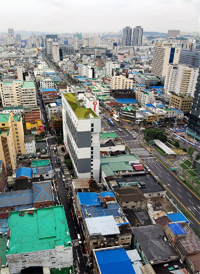 서울시 내 주택 공급 방안으로 4대문 안 도심 고밀도 개발 방안이 거론되고 있다. 남대문권과 을지로권, 서대문권, 동대문권 등에 최대 1250%에 달하는 용적률을 적용할 경우 약 5000~6000가구를 추가로 공급할 수 있다. 사진은 서울 중구 수표동 일대 전경. [김재훈 기자]