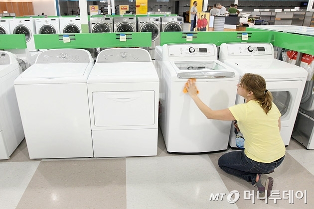 미국의 한 유통매장에서 직원이 세탁기를 관리하고 있는 모습/사진=머니투데이DB