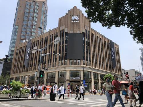 상하이에 들어선 화웨이 '세계 최대' 플래그십 매장 (상하이=연합뉴스) 차대운 특파원 = 지난 2일 중국 상하이의 최대 번화가인 난징둥루(南京東路)의 화웨이 플래그십 매장 앞 도로에서 행인들이 횡단보도를 건너고 있다. 2020.7.2   cha@yna.co.kr