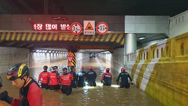 물폭탄에 초토화된 부산…침수된 지하차도 갇혔던 3명 숨져 (서울=연합뉴스) 부산에 시간당 80㎜가 넘는 폭우가 쏟아진 데다 만조 시간까지 겹쳐 도심이 물바다로 변한 가운데 갑자기 불어난 물로 침수된 지하차도에 갇혔던 3명이 숨졌다.      산사태, 옹벽 붕괴, 주택과 지하차도 등이 침수돼 79명이 고립됐다가 구조됐고, 많은 차량이 물에 잠기는 한편 50여 명의 이재민도 발생했다.      사진은 지난 23일 사망자가 3명 나온 부산 동구 초량 제1지하차도에서 소방대원이 수색작업을 벌이는 모습. 2020.7.24      [부산경찰청 제공. 재판매 및 DB 금지] photo@yna.co.kr