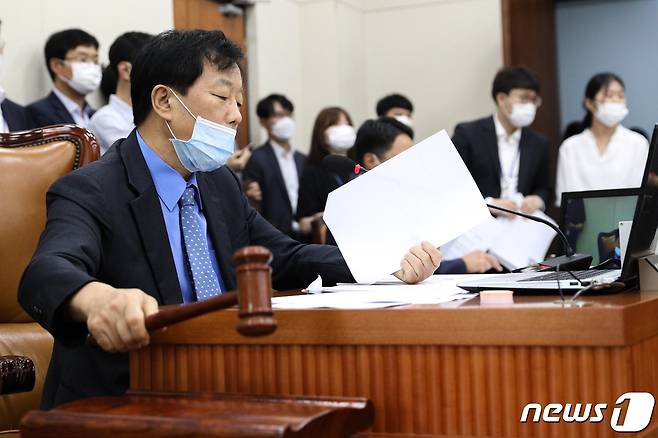 28일 오후 서울 여의도 국회에서 열린 기획재정위원회 전체회의에서 윤후덕 위원장이 의사봉을 두드리고 있다. 2020.7.28/뉴스1 © News1 성동훈 기자