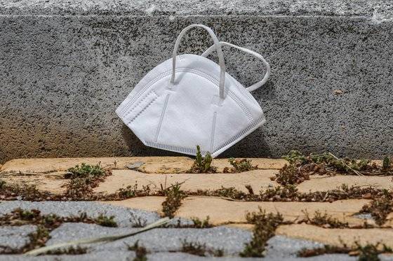 이탈리아 로마 거리에 버려진 마스크. [EPA=연합뉴스]