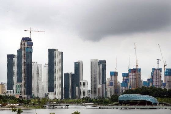 28일 세종시 호수공원에서 바라본 신축 아파트 건설 현장. ［뉴스1］